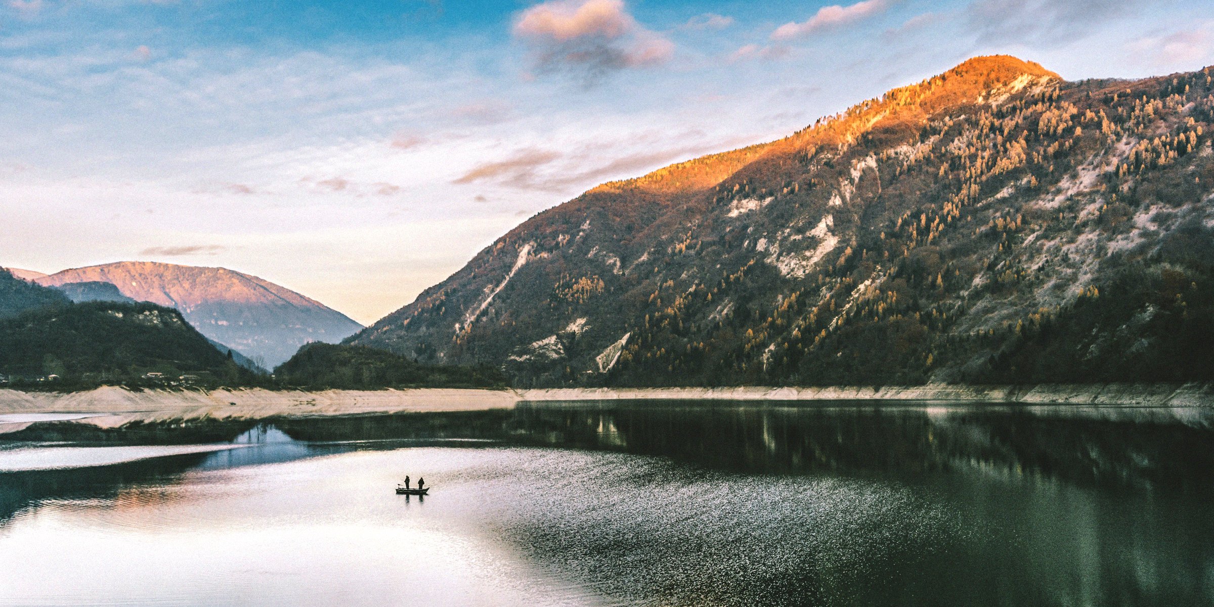 Picture of a landscape with a body of water and mountains | Source: Unsplash
