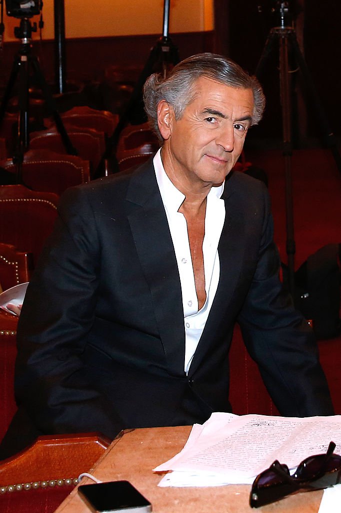 Bernard-Henri Levy assiste à l'"Hôtel Europe" : pièce de théâtre présentée au Théâtre de l'Atelier le 2 septembre 2014. | Photo : Getty Images Bernard-Henri Levy assiste à l'"Hôtel Europe" : pièce de théâtre présentée au Théâtre de l'Atelier le 2 septembre 2014. | Photo : Getty Images