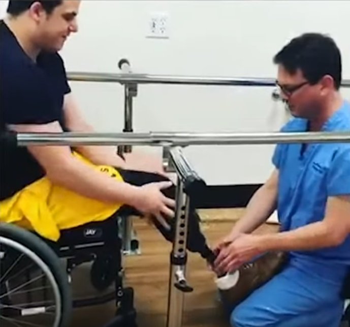 Poss bekommt seine Prothese | Quelle: YouTube/BuzzFeed News Poss bekommt seine Prothese | Quelle: YouTube/BuzzFeed News