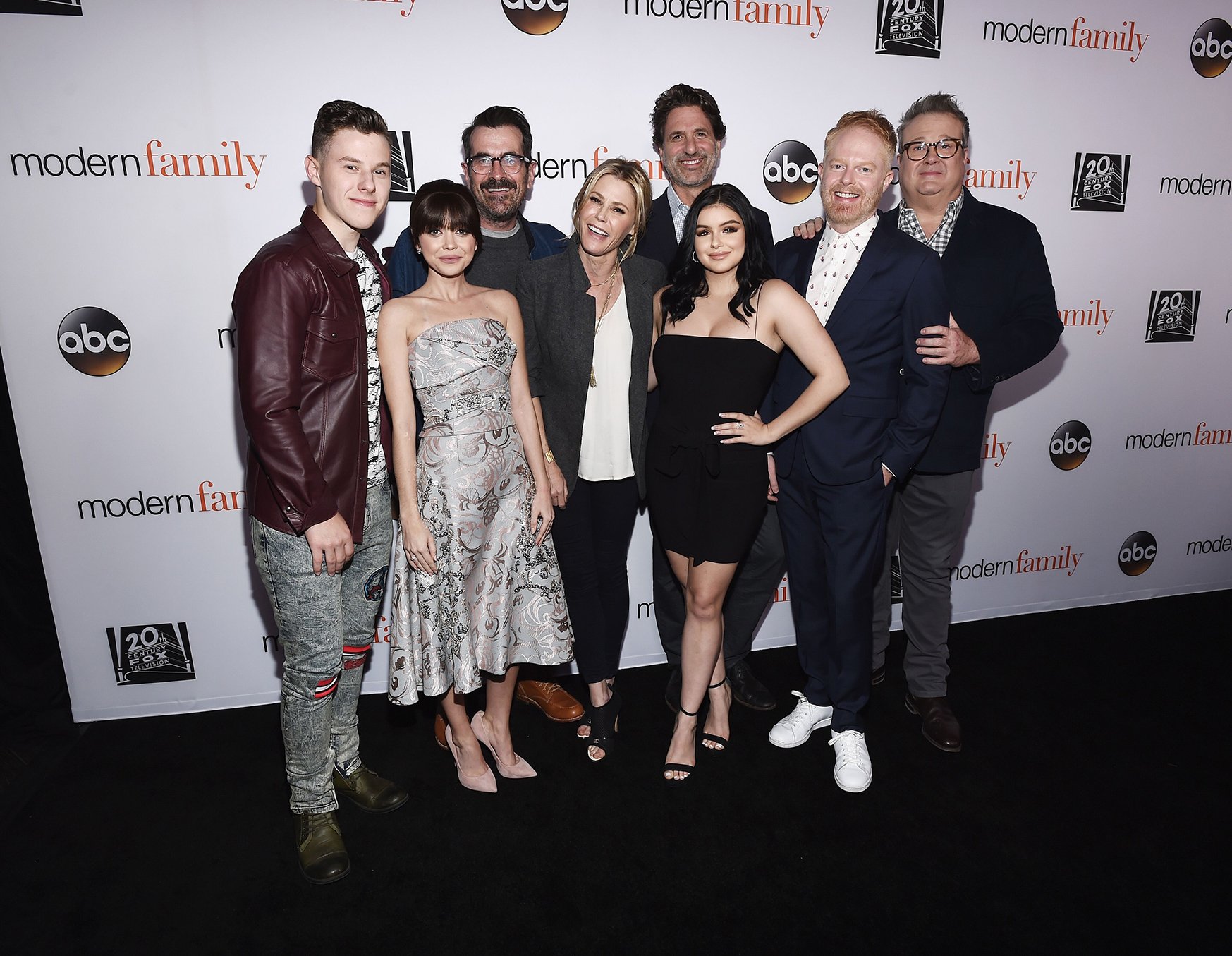 Ty Burrels and the "Modern Family" cast at a FYC Event in 2018 in Hollywood | Source: Getty Images