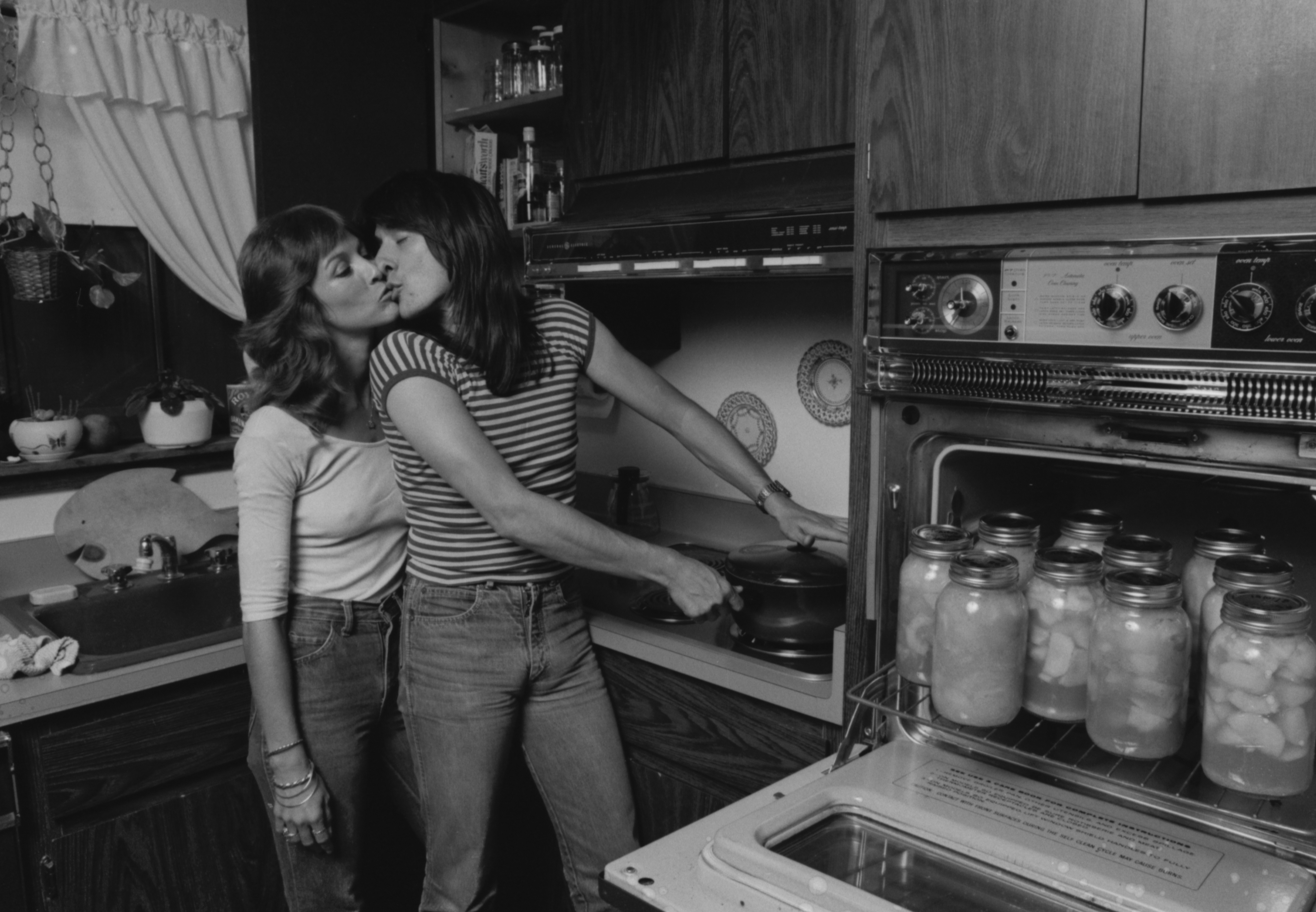 An undated photo of Sherrie Swafford and Steve Perry kissing in the kitchen. | Source: Getty Images