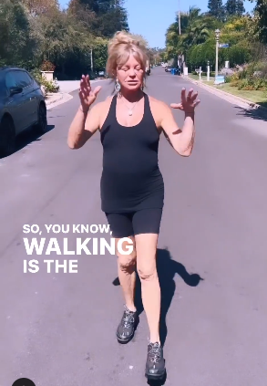Goldie Hawn taking a stroll as part of her workout routine. | Source: instagram.com/goldiehawn