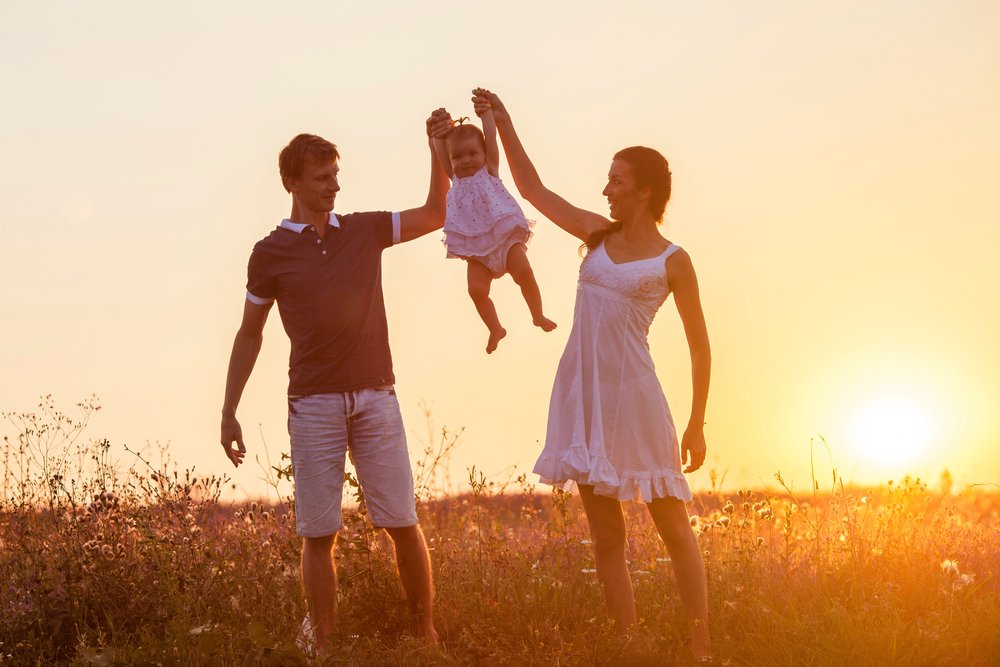 Mutter, Vater und Kind haben Spaß im Freien. I Quelle: Shutterstock