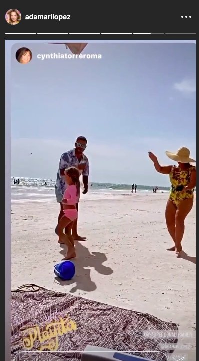 Captura de la historia de Instagram de Adamari, quien disfruta de un día de playa con su familia.| Foto: Instagram/adamarilopez