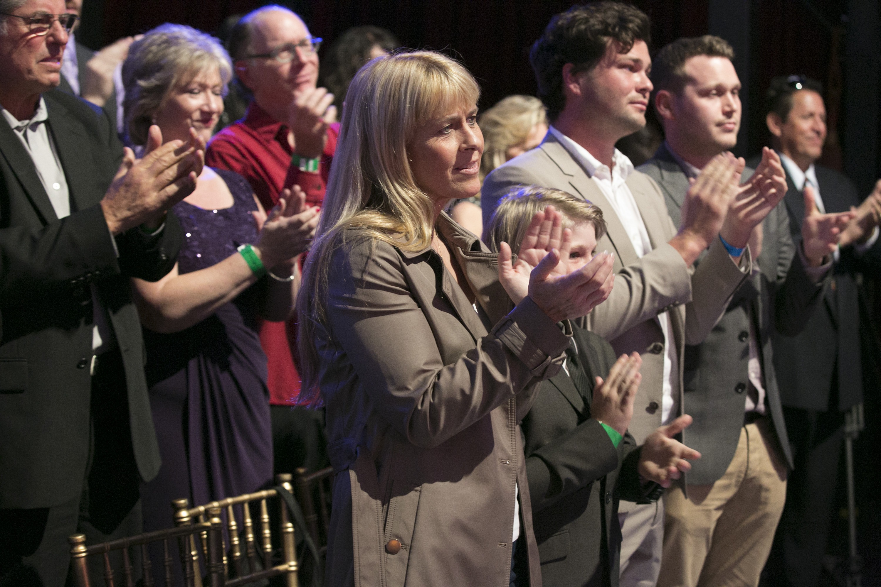 Terri and Robert Irwin clapping during a tapping of Season 21 of "DWTS" in 2015. | Source: Getty Images