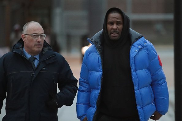  R. Kelly (R) and his attorney Steve Greenberg leave Cook County jail after Kelly posted $100 thousand bond on February 25, 2019 | Photo: Getty Images