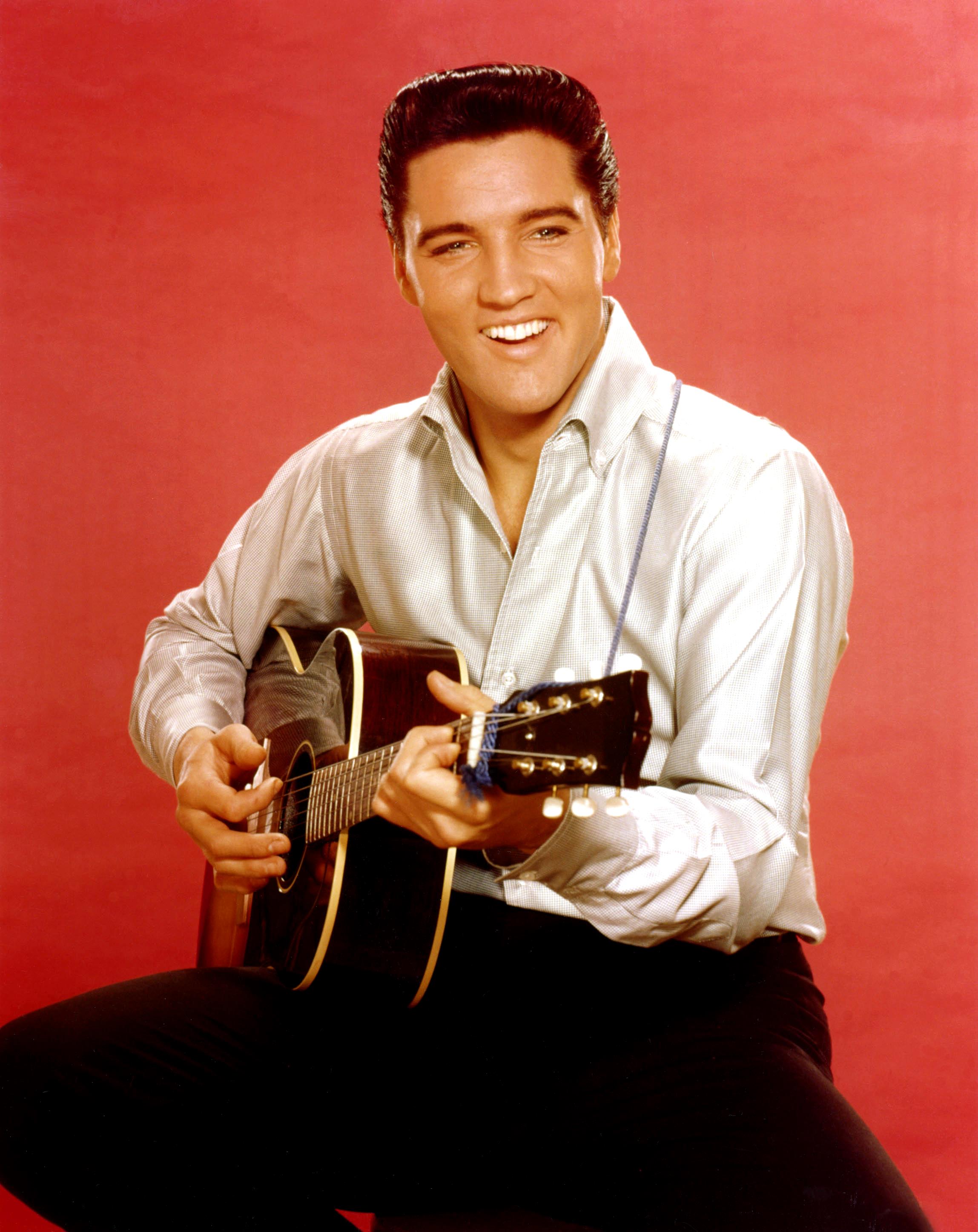Elvis Presley posing for a portrait in September 1962 in Culver City | Source: Getty Images