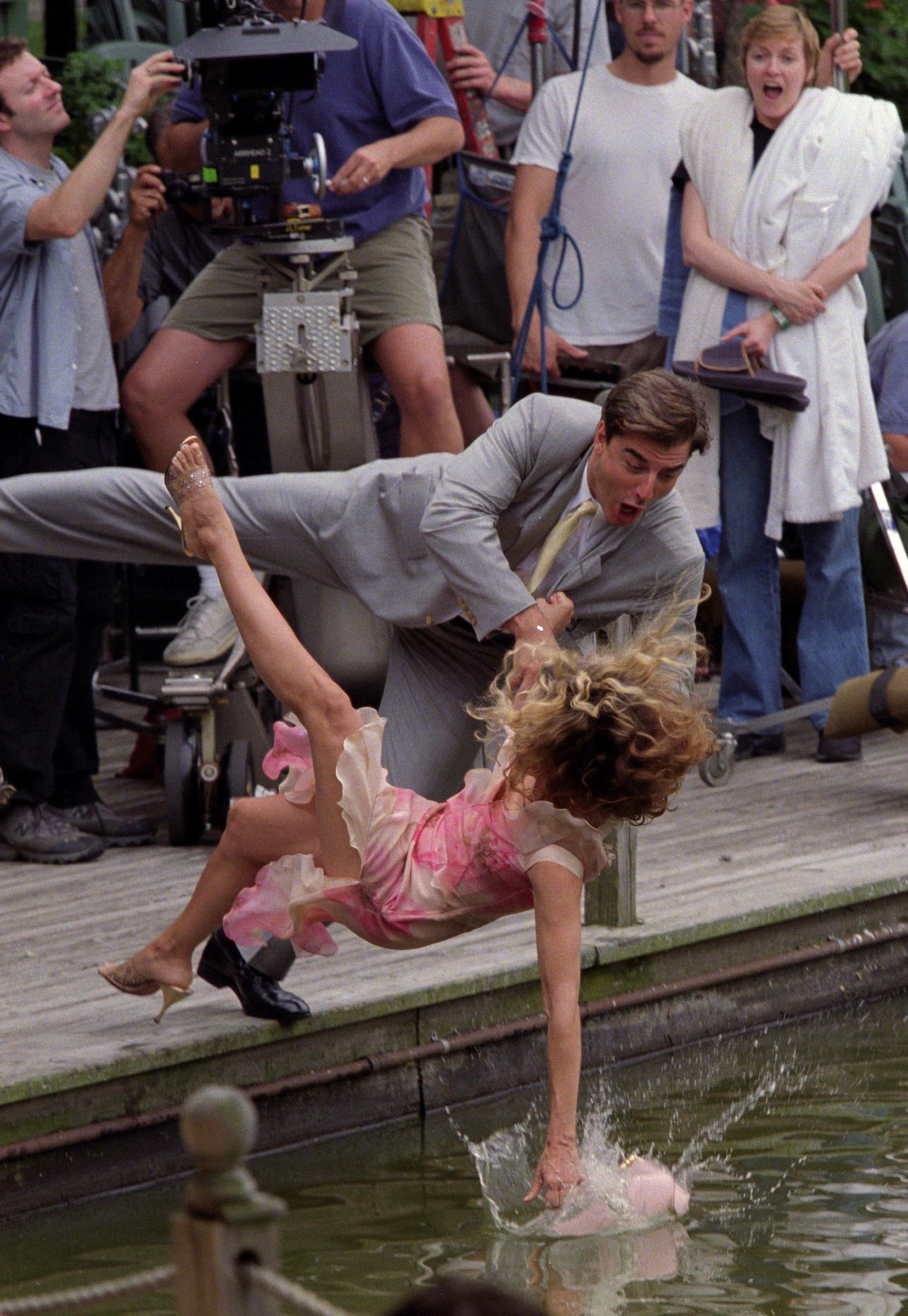 Chris Noth and Sarah Jessica Parker on the set of "Sex and the City," 2000 | Source: Getty Images