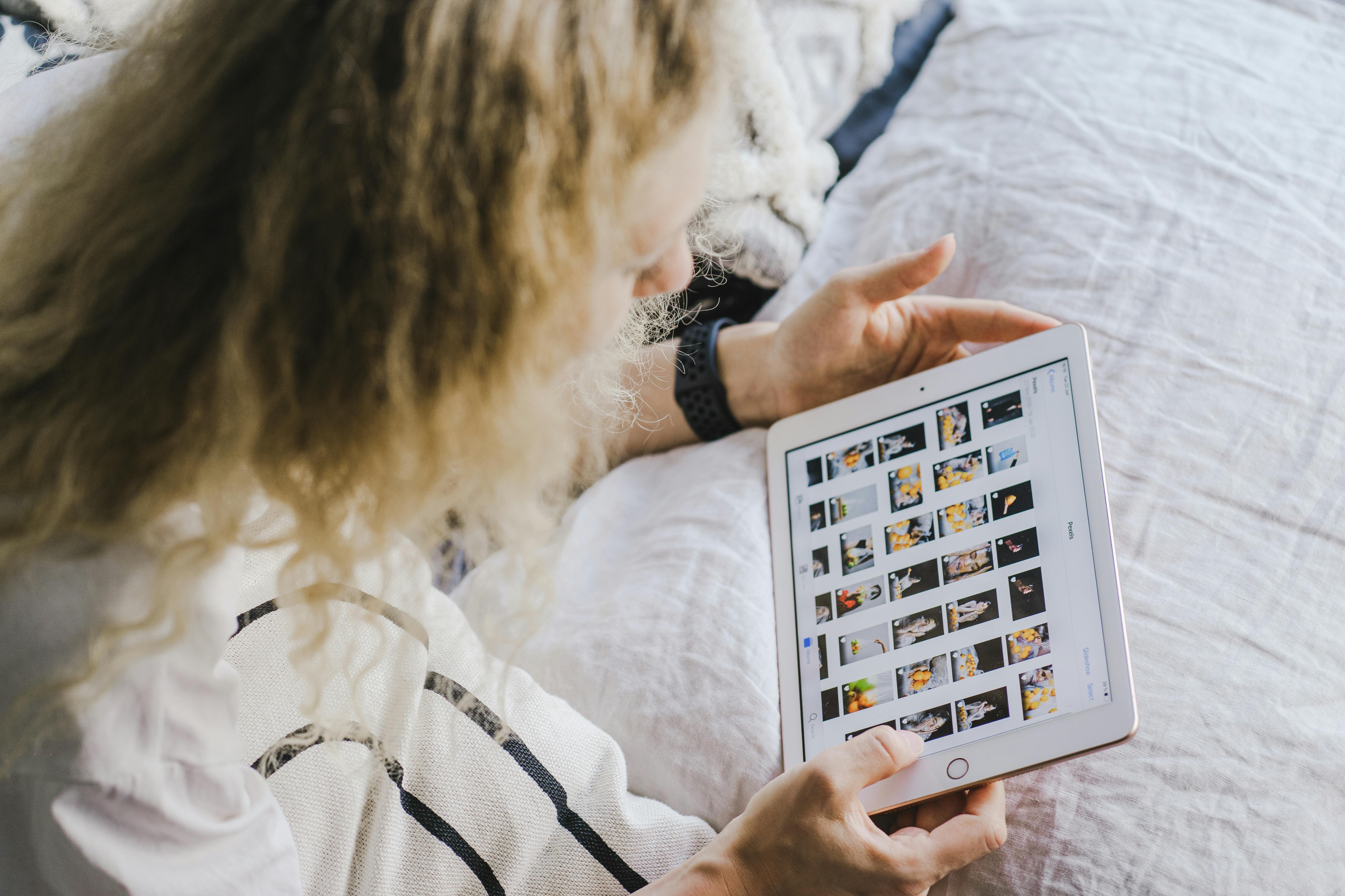 A woman looking at her iPad | Source: Pexels