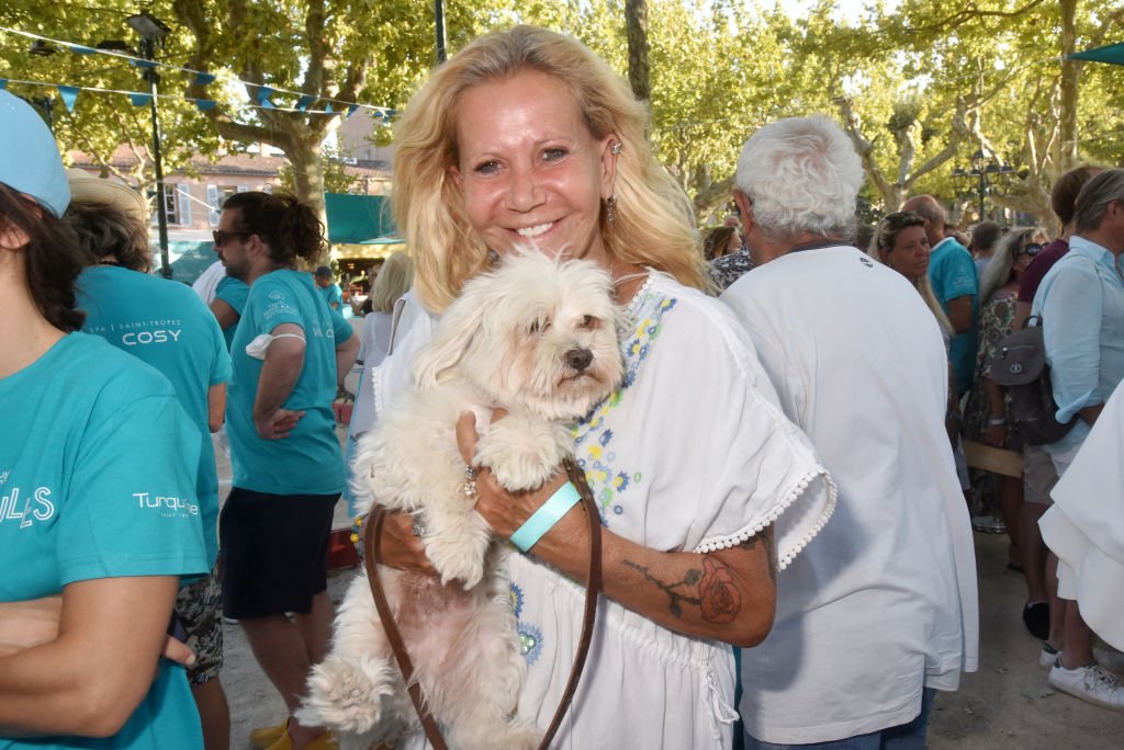 Fiona Gelin and dog Marlon attend Petanque Turquoise Auction Contest at Place des lices on August 16, 2021 in Saint Tropez, France. | Photo : Getty Images