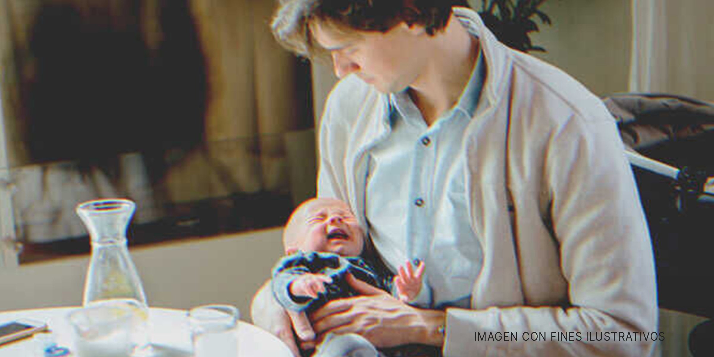 Hombre con un bebé que llora en sus brazos | Foto: Shutterstock