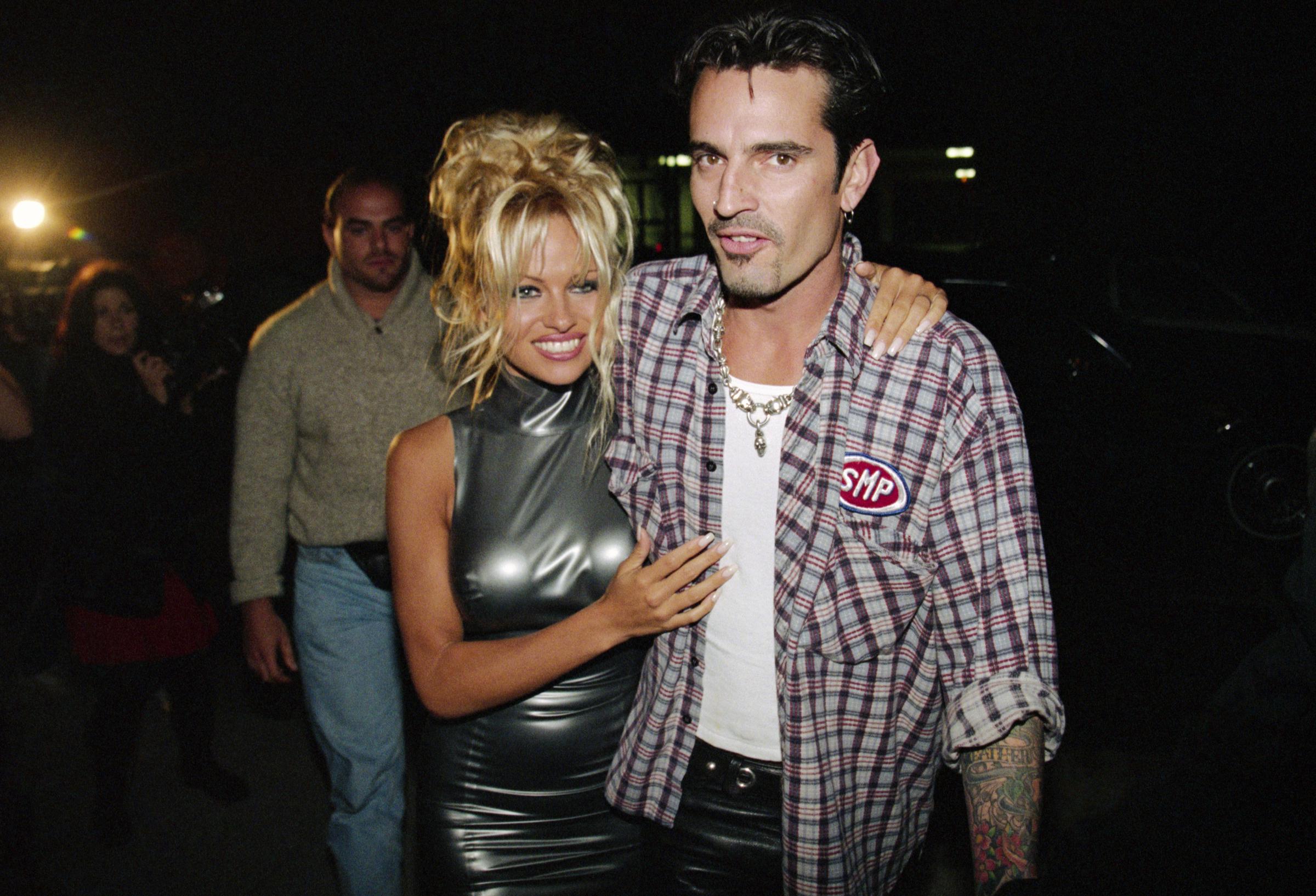 Pamela Anderson and Tommy Lee Hugging on February 26, 1995 | Source: Getty Images