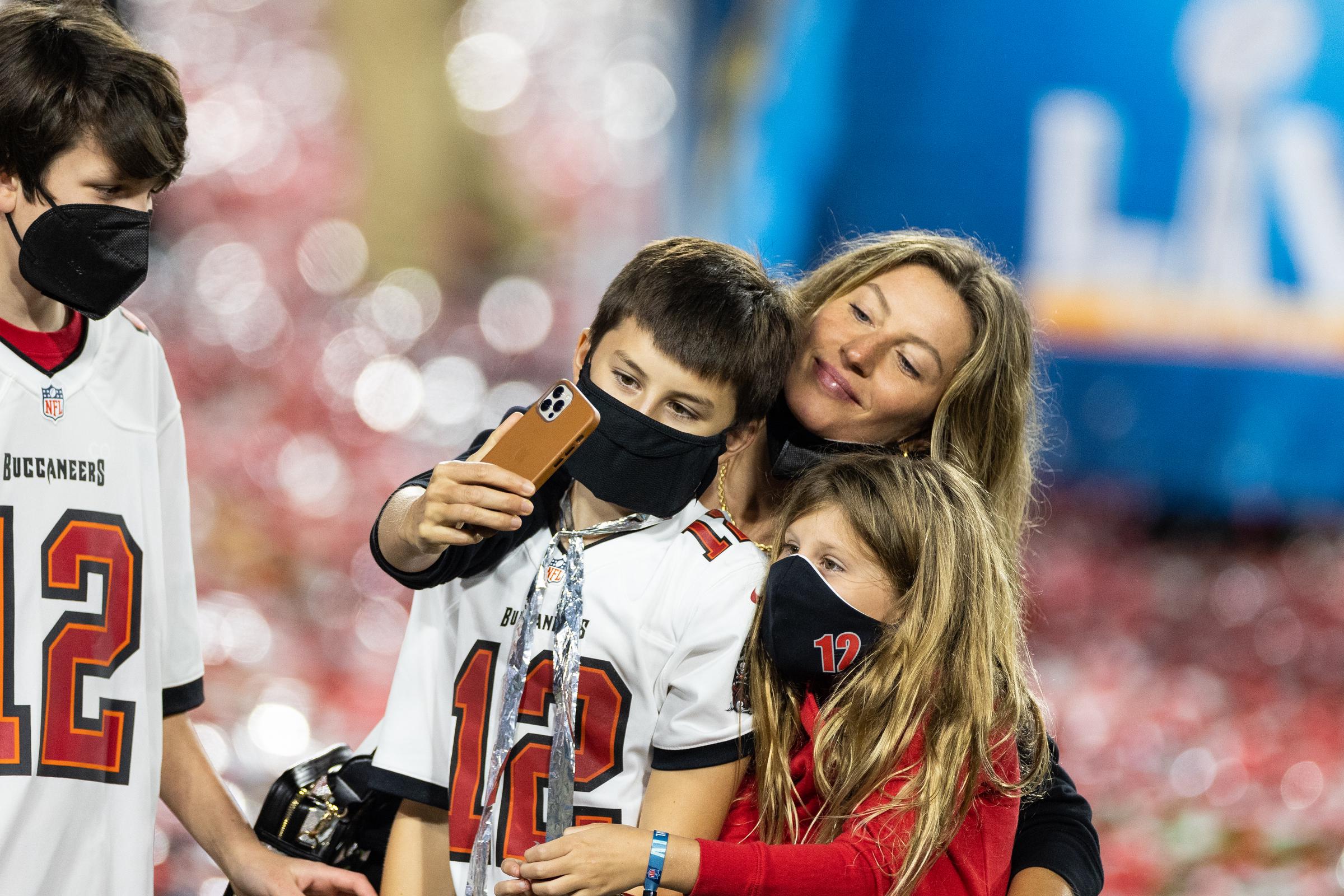 Gisele Bundchen with Benjamin Brady, John Moynahan, and Vivian Brady after the finish of Super Bowl LV at Raymond James Stadium in Tampa, Florida, on February 7, 2021 | Source: Getty Images