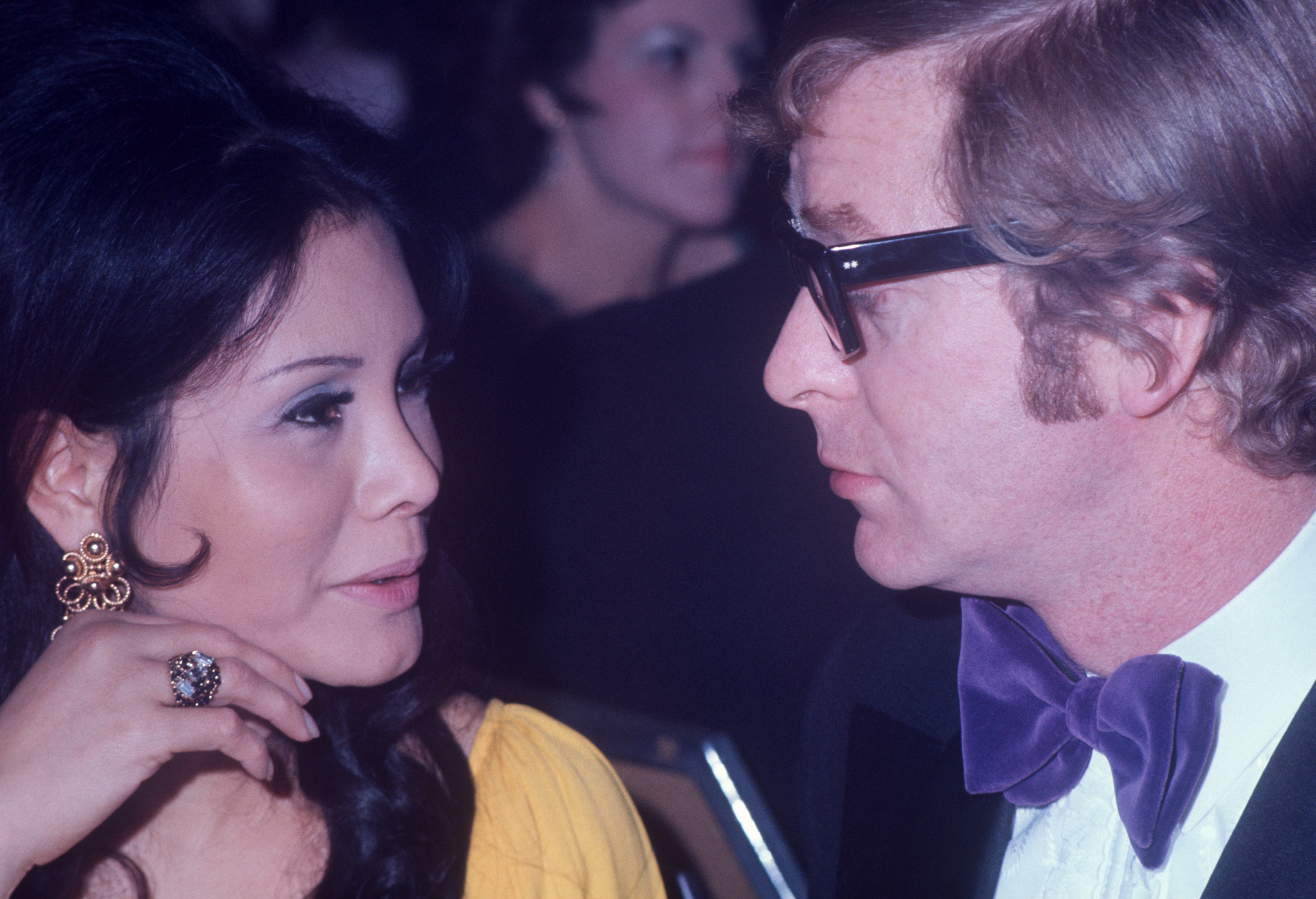 Michael Caine and Shakira, sharing a conversation Circa 1970 in New York City. | Source: Getty Images 