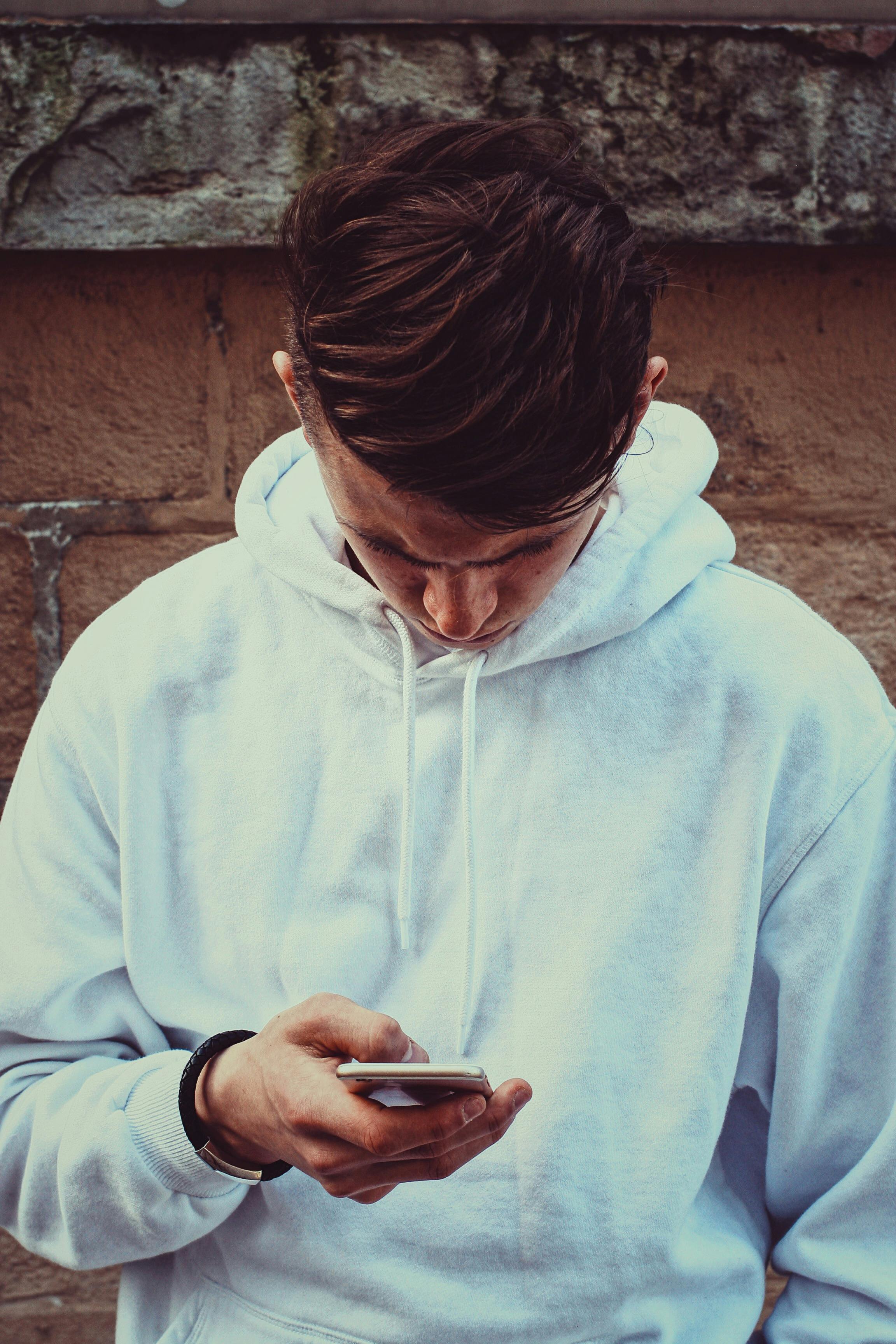 A serious-looking man texting | Source: Pexels