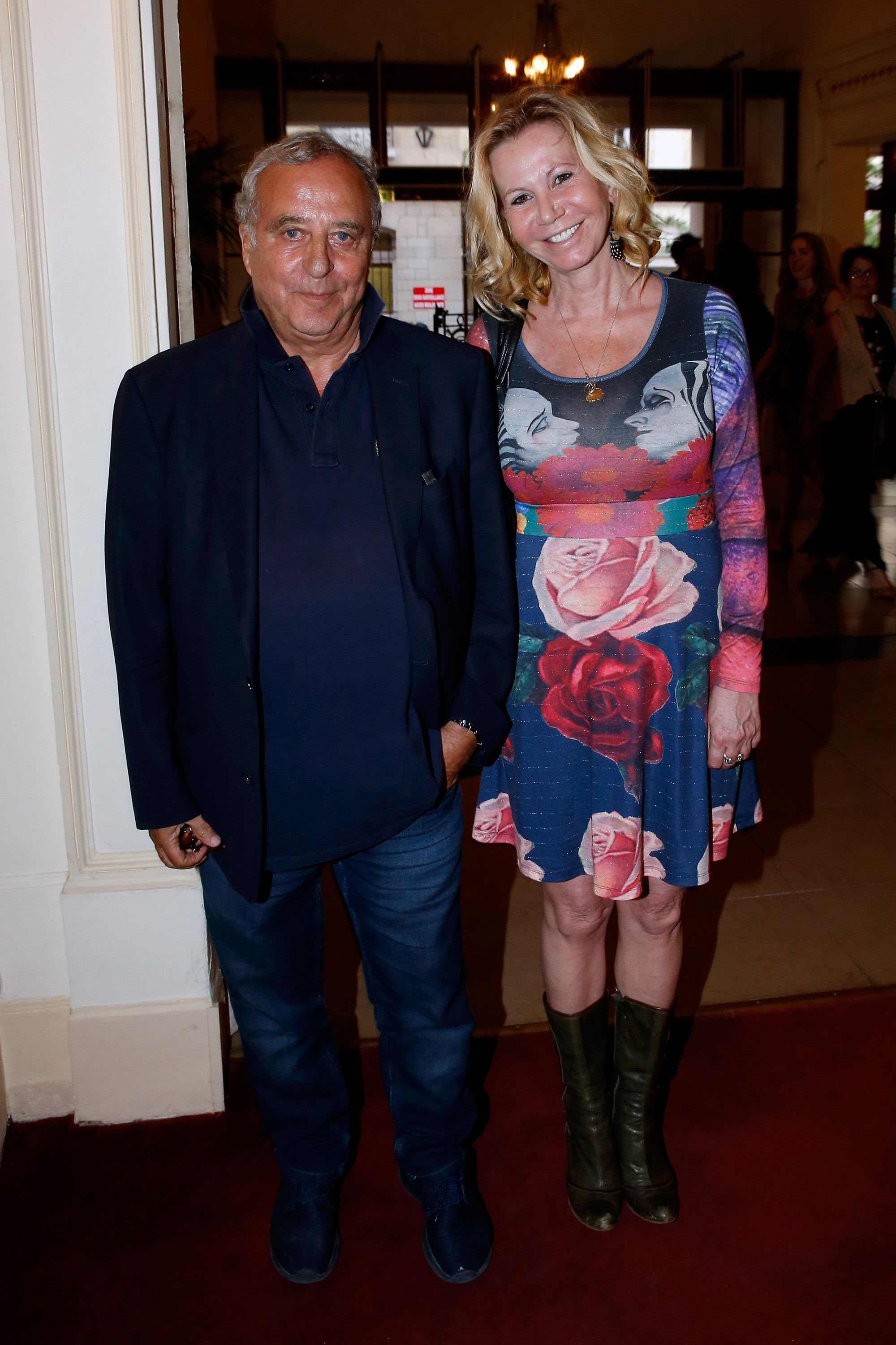 Daniel Hechter et Fiona Gelin assistent à la pièce de théâtre "Open Space" au Théâtre de Paris le 11 mai 2015 à Paris, France. | Photo : Getty Images.