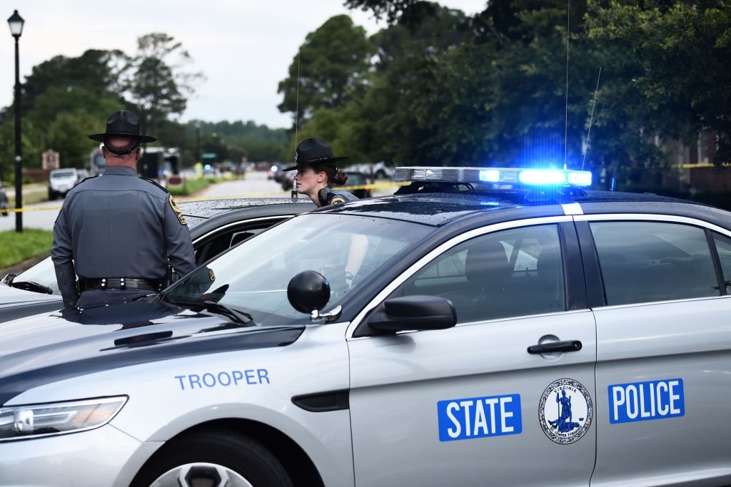 Virginia State Troopers guards a roadblock on June 1, 2019, at the scene of the mass shooting in the Virginia Beach Municipal center in Virginia, Beach, Virginia. - A municipal employee sprayed gunfire "indiscriminately" in the government building complex on May 31, 2019 | Photo: Getty Images