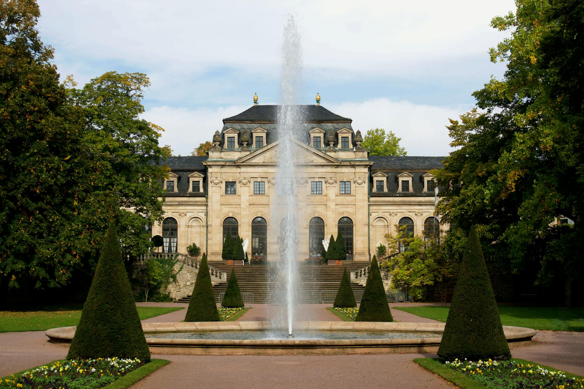 A mansion surrounded by greenery | Source: Pexels