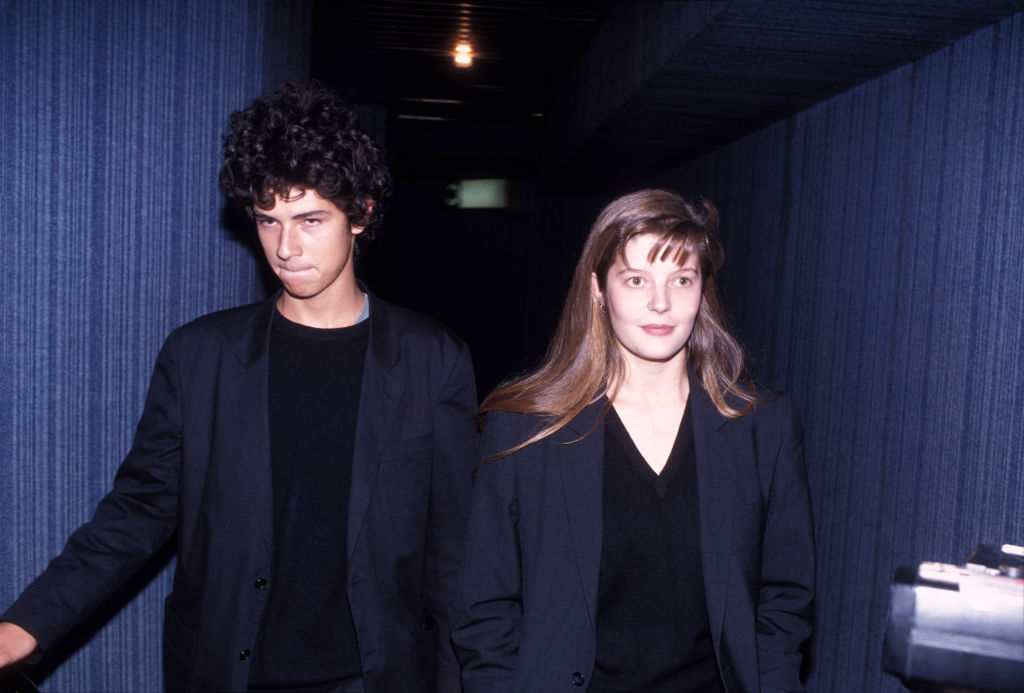 Melvil Poupaud et Chiara Mastroianni lors d'une soirée en septembre 1990 à Paris, France. | Photo : Getty Images