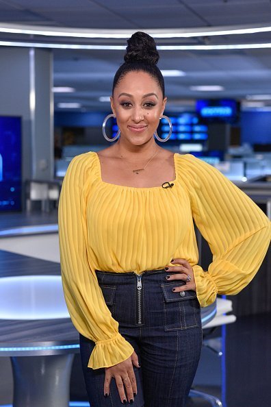 Tamera Mowry-Housley visiting "Extra" in Burbank, California.| Photo: Getty Images.