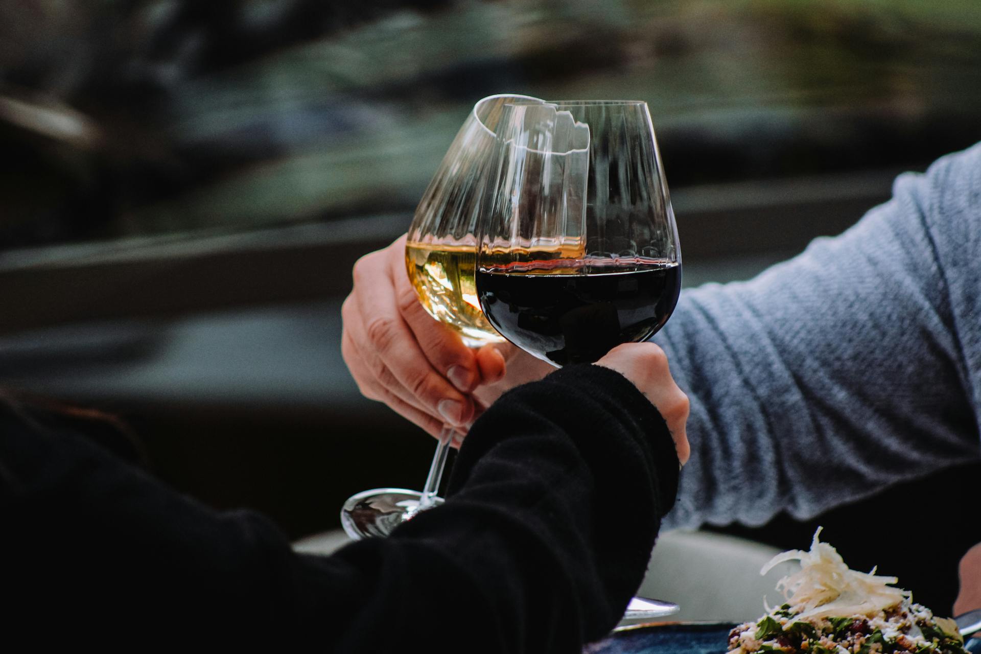 A couple drinking wine | Source: Pexels