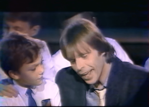 "En l'an 2001", Pierre Bachelet et la chorale de Bondy dans "C'est mieux l'après-midi". | Photo : Youtube/Les Petits Ecoliers Chantants de Bondy