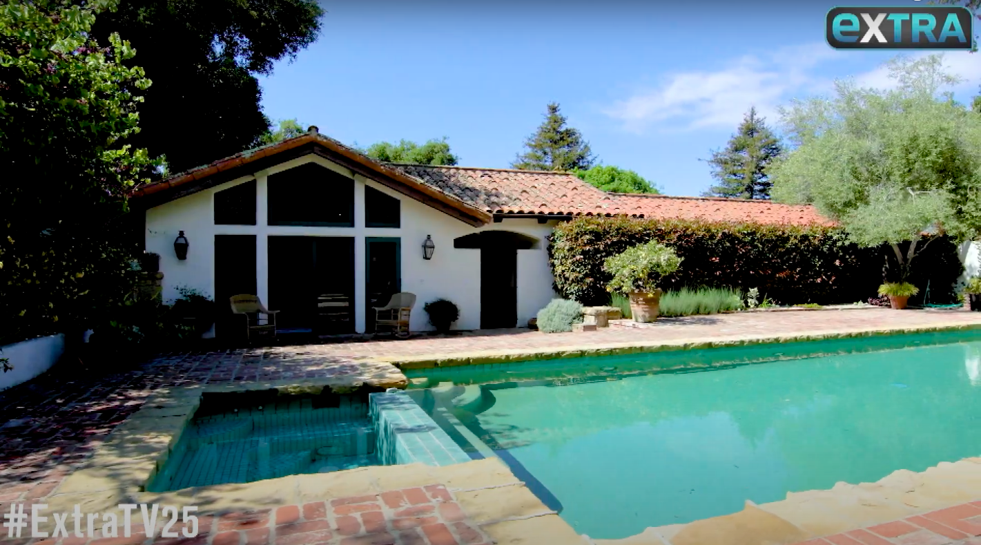 A view of the pool and pool house apart of the property that Jeff Bridges used to own, posted on August 17, 2019 | Source: YouTube/extratv