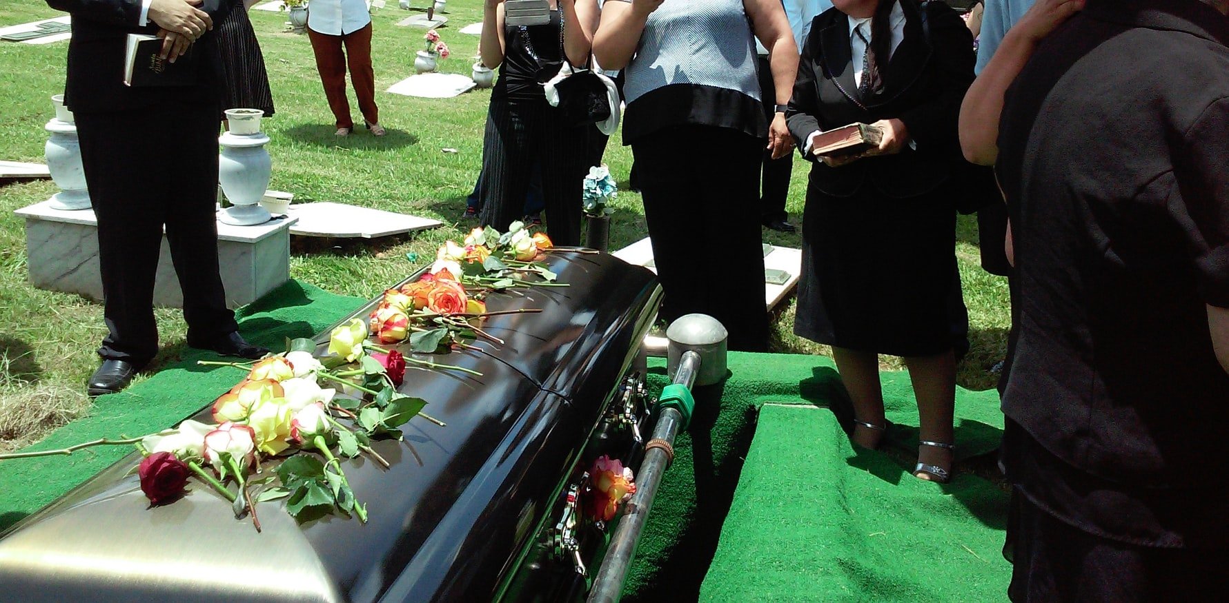 Imagen de una urna durante un entierro. | Foto: Unsplash