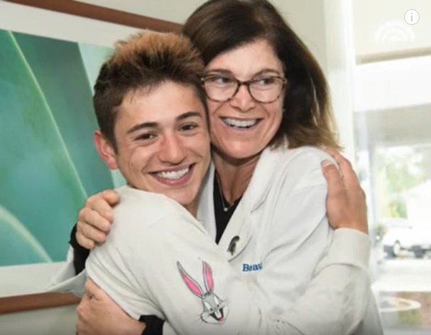 Doctora Angela Chudler abraza al "chico milagro", Michael Pruitt. | Foto: YouTube/Today