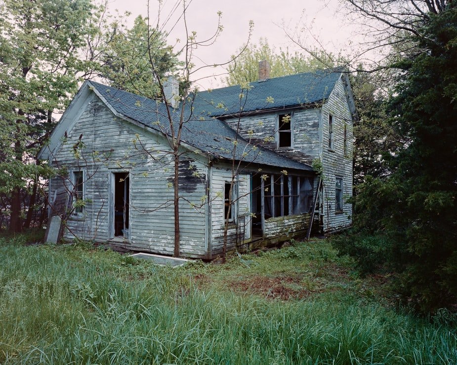 A delapidated house | Source: Unsplash