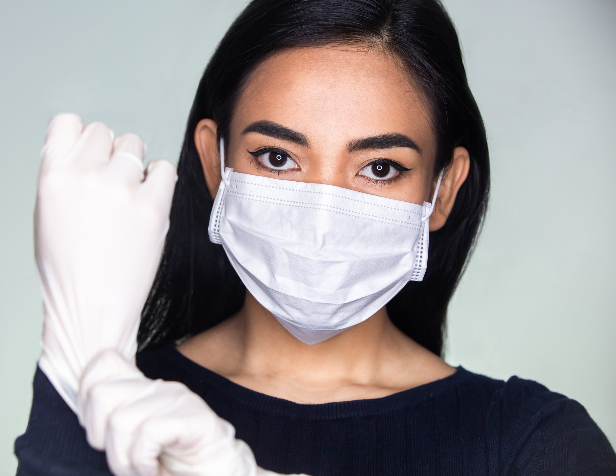 Une femme portant un masque. | Photo : Getty Images