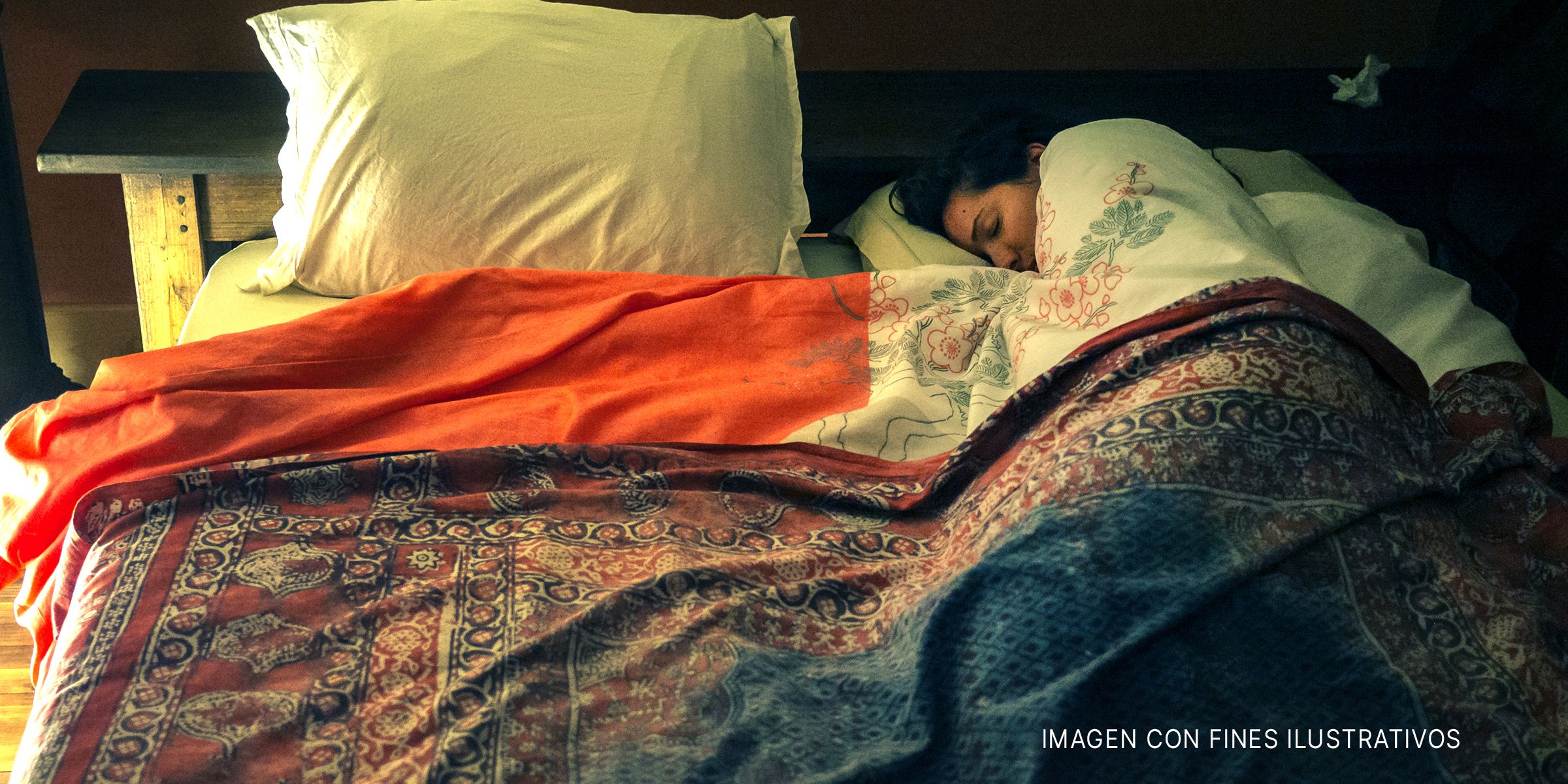 Una mujer durmiendo sola en una cama. | Foto: Getty Images