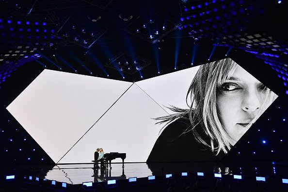 Alain Lanty et la chanteuse Louane Emera se produisent lors d'un Hommage à France Gall la 33ème "Les Victoires De La Musique" 2018. |Photo : Getty Images