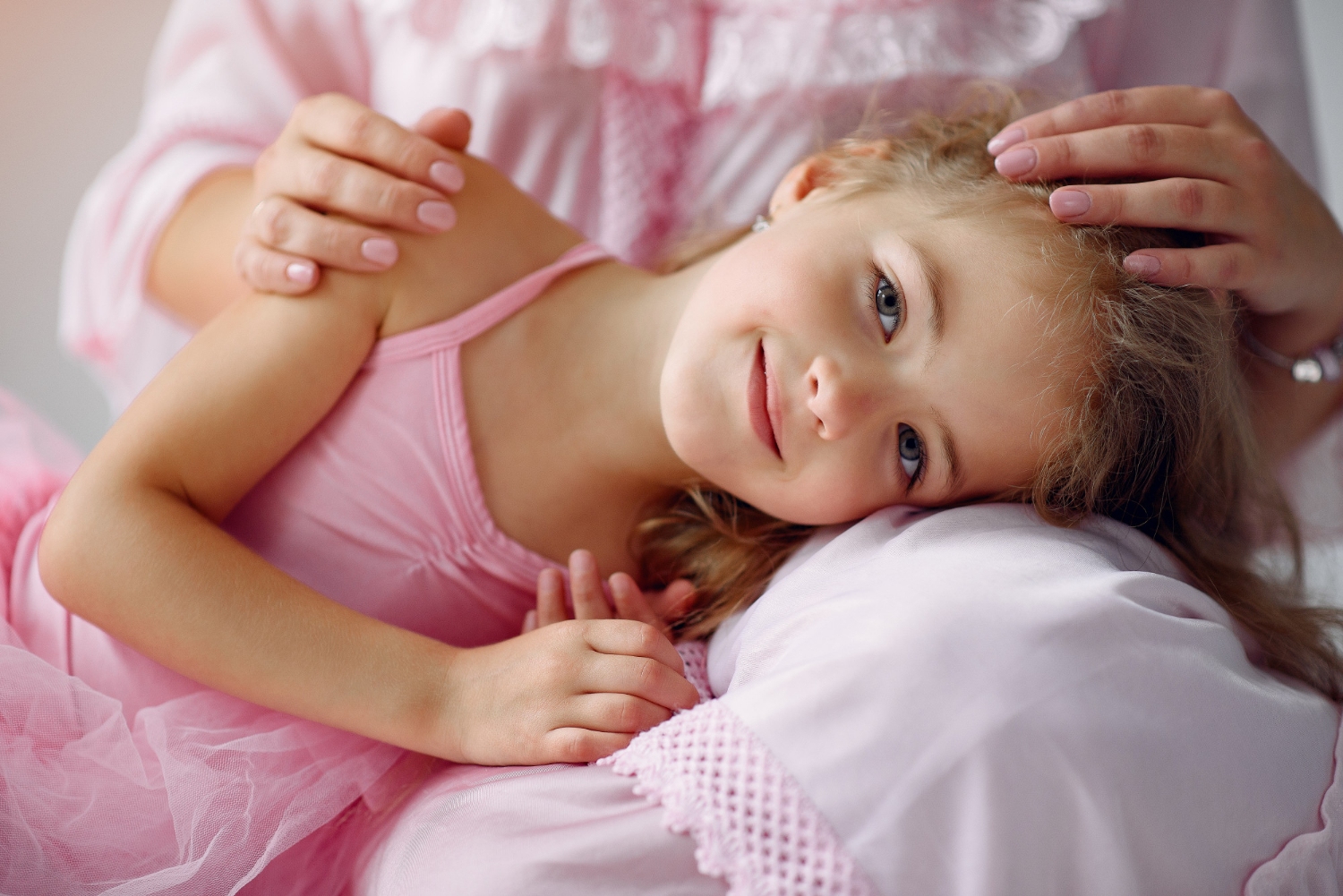 A little girl lying on her mother's lap | Source: Freepik