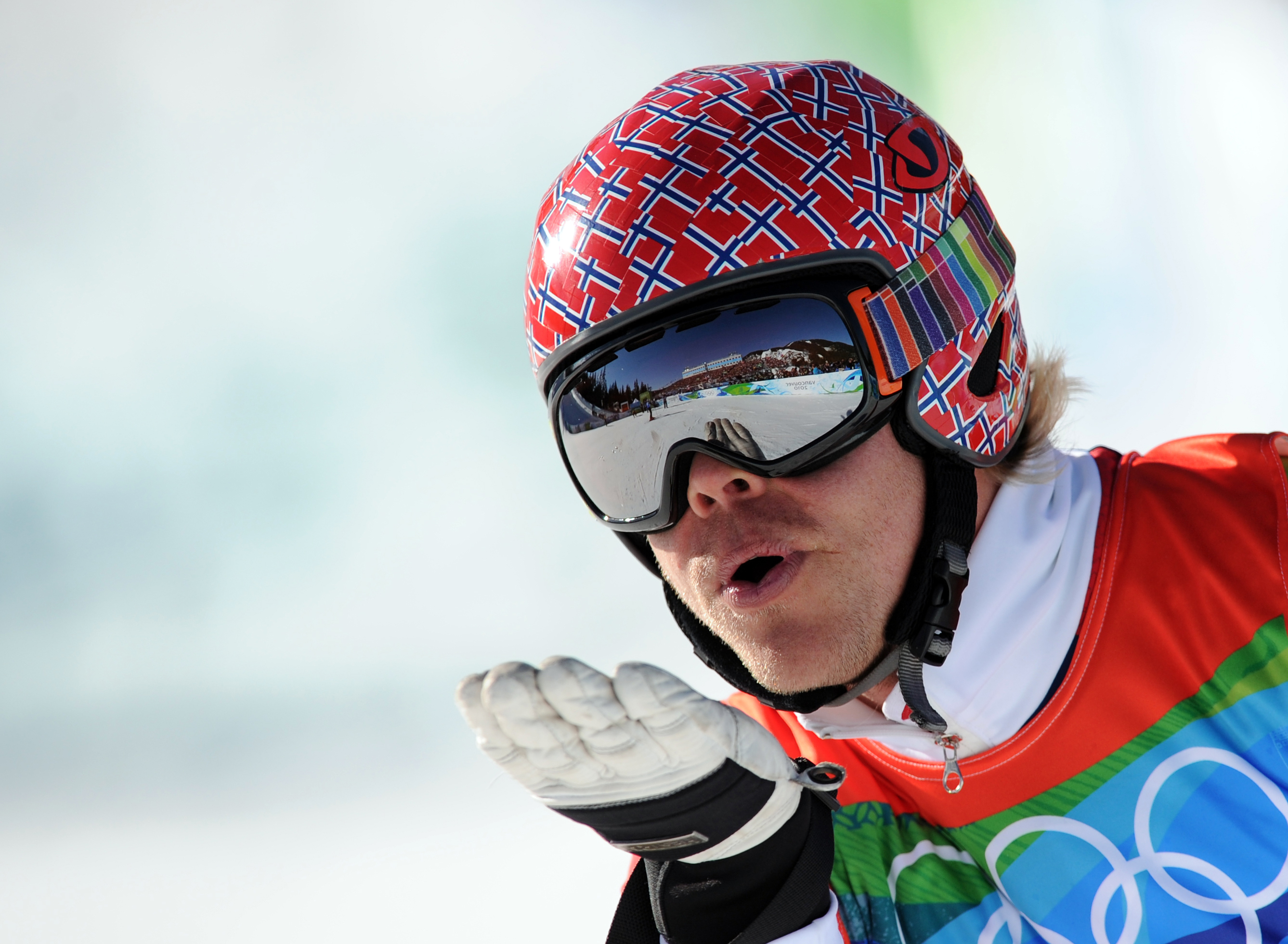 Norway's Audun Grønvold blows a kiss to the crowd after winning his 1/8 finals race during the men's freestyle ski cross final at Cypress Mountain, during the Vancouver Winter Olympics, on February 21, 2010 | Source: Getty Images