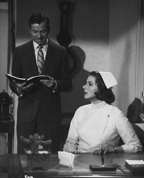 Ingrid Bergman, Walter Matthau dans "Cactus Flower" 1969 |Photo : Getty Images.