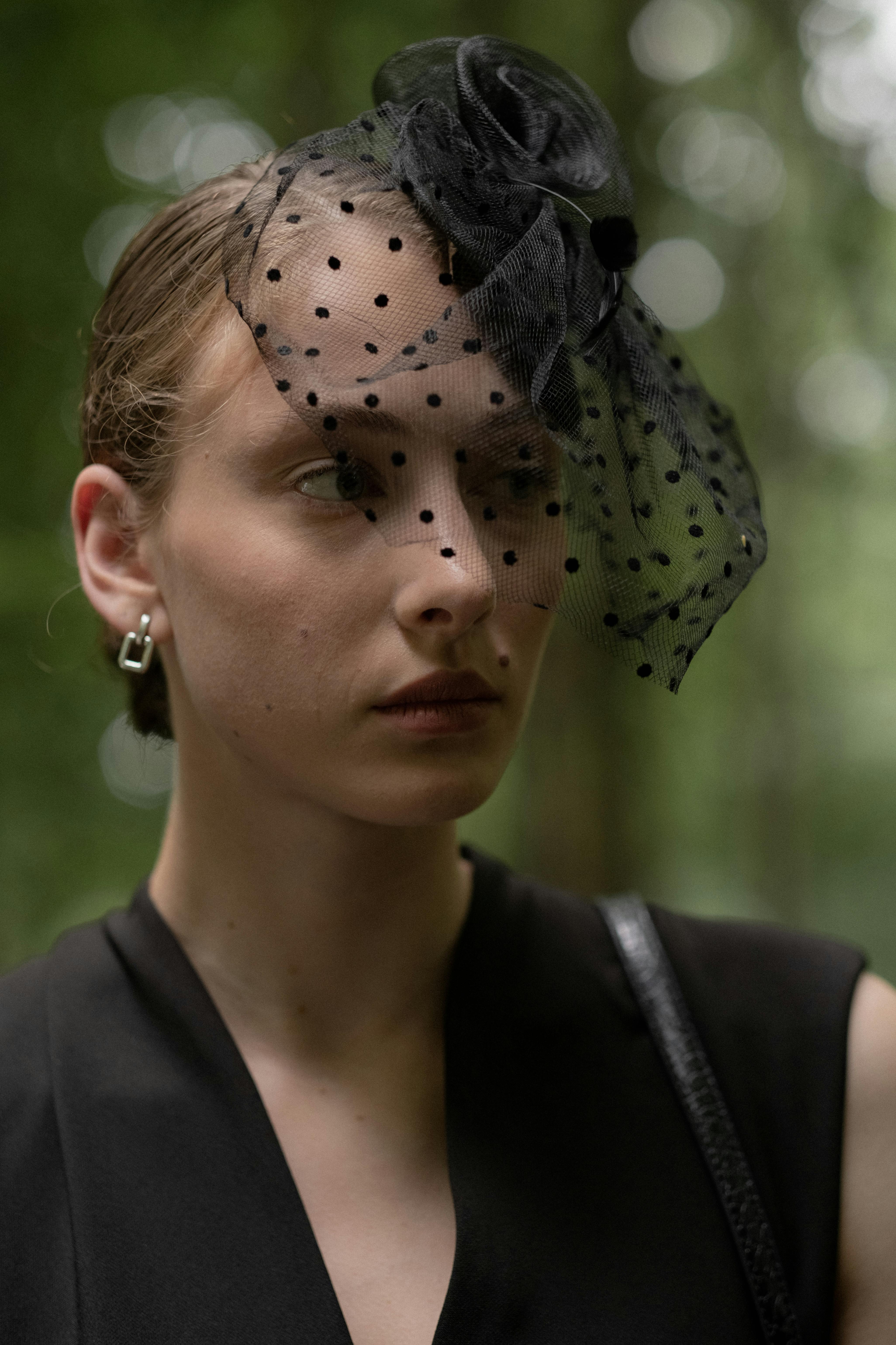 A sad woman at a funeral | Source: Pexels