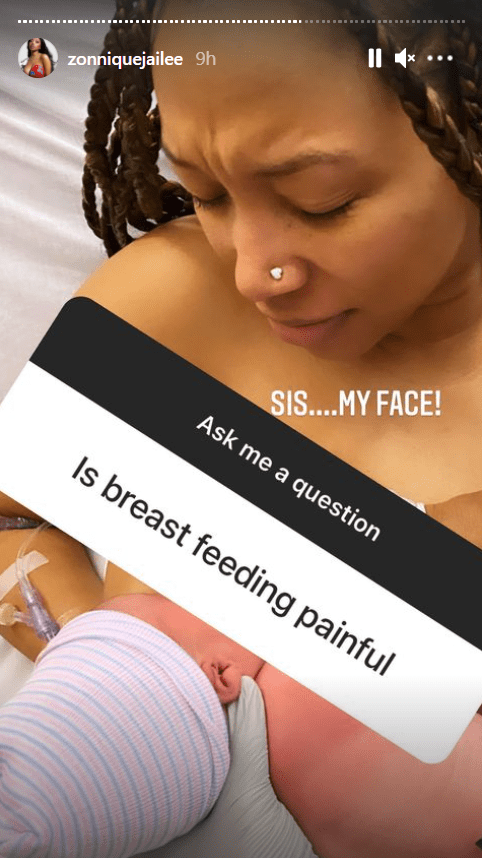 Zonnique Pullins' image showing her breastfeeding her new born baby girl. | Photo: Instagram/zonniquejailee