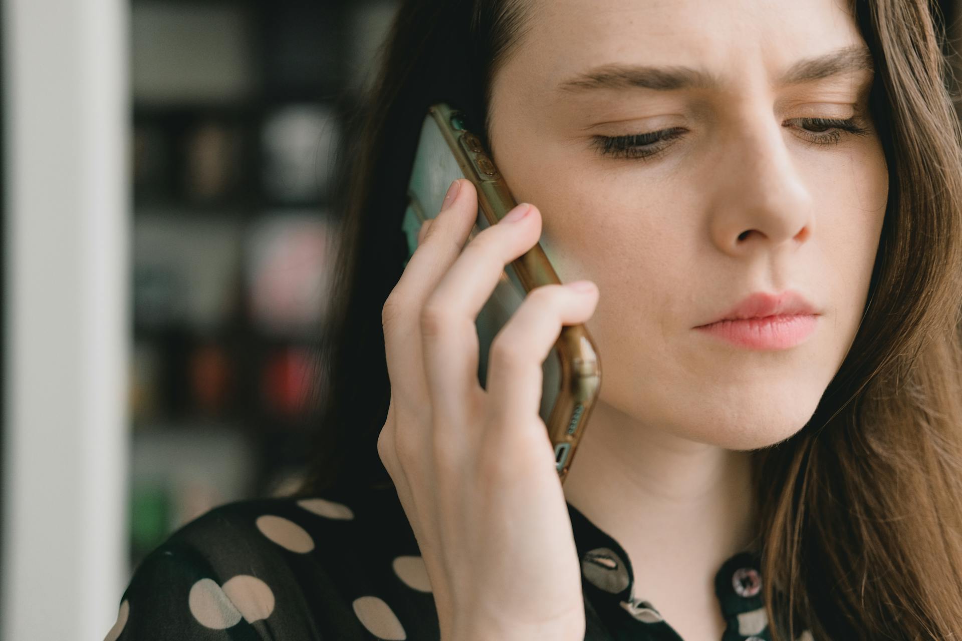 Uma mulher falando ao telefone | Fonte: Pexels