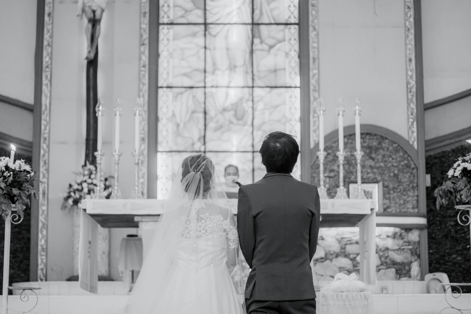 A couple at the altar | Source: Pexels