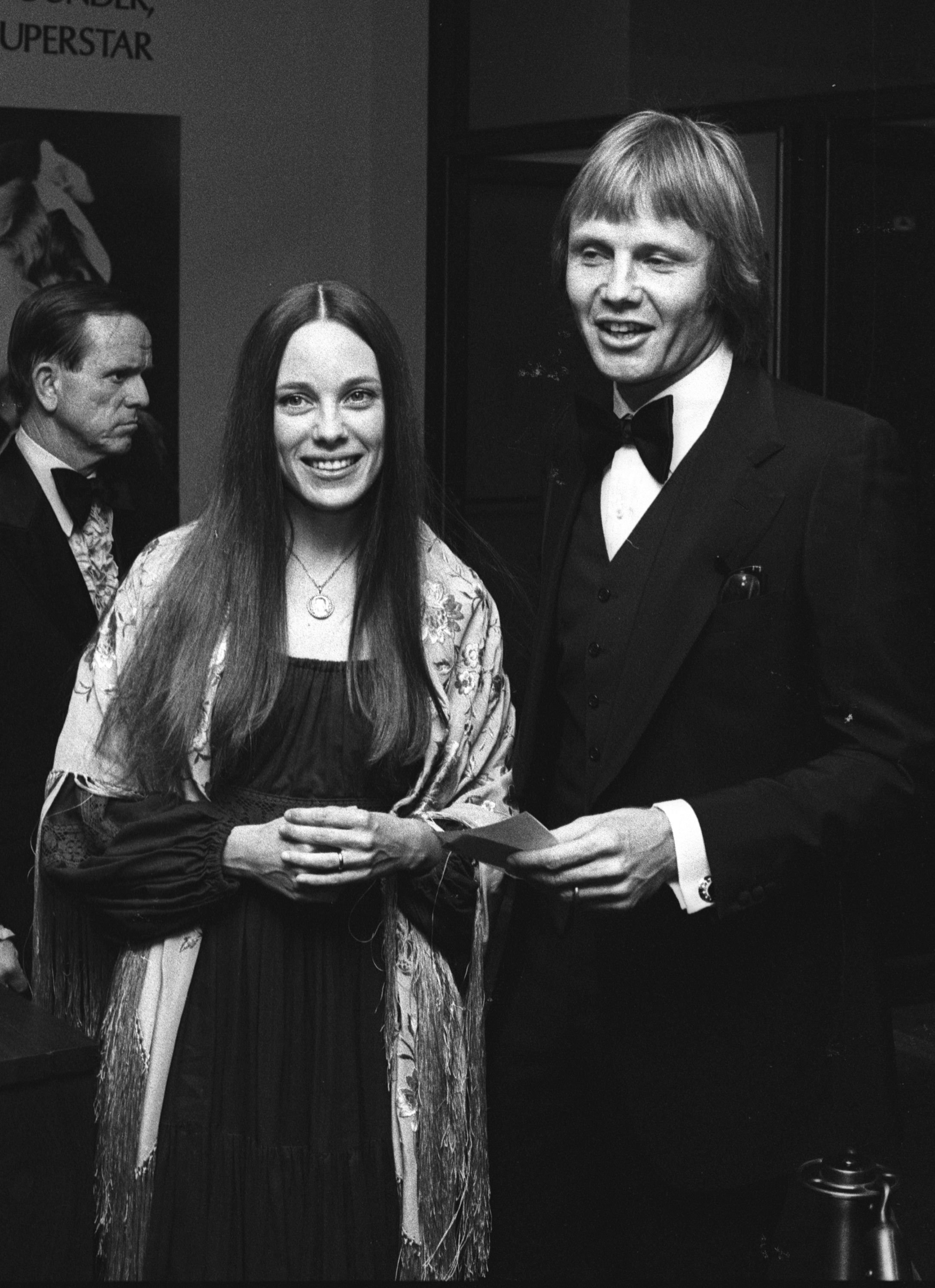 Marcheline Bertrand und Jon Voight im Beverly Wilshire Hotel, LA bei den Publicist's Guild Awards, 1976 | Quelle: Getty Images