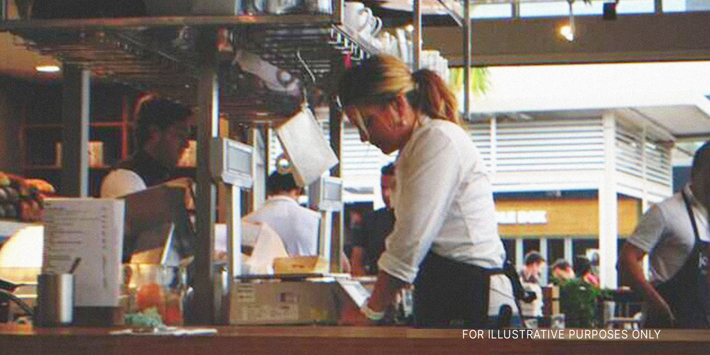 Woman working as a waitress | Source: Flickr / avlxyz (CC BY-SA 2.0)