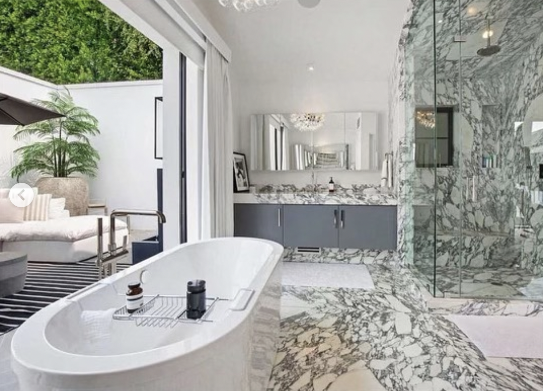 The bathroom with marble details at Rihanna's Beverly Hills mansion, published in July 2021 | Source: instagram/drip