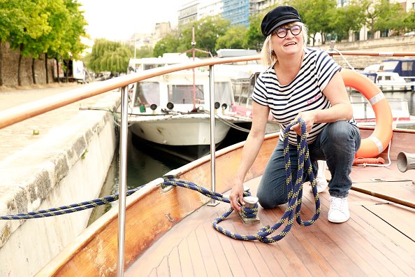 La présentatrice de télévision française Christine Bravo est photographiée sur son bateau fluvial "Frou-Frou".|Photo : Getty Images. La présentatrice de télévision française Christine Bravo est photographiée sur son bateau fluvial "Frou-Frou".|Photo : Getty Images.