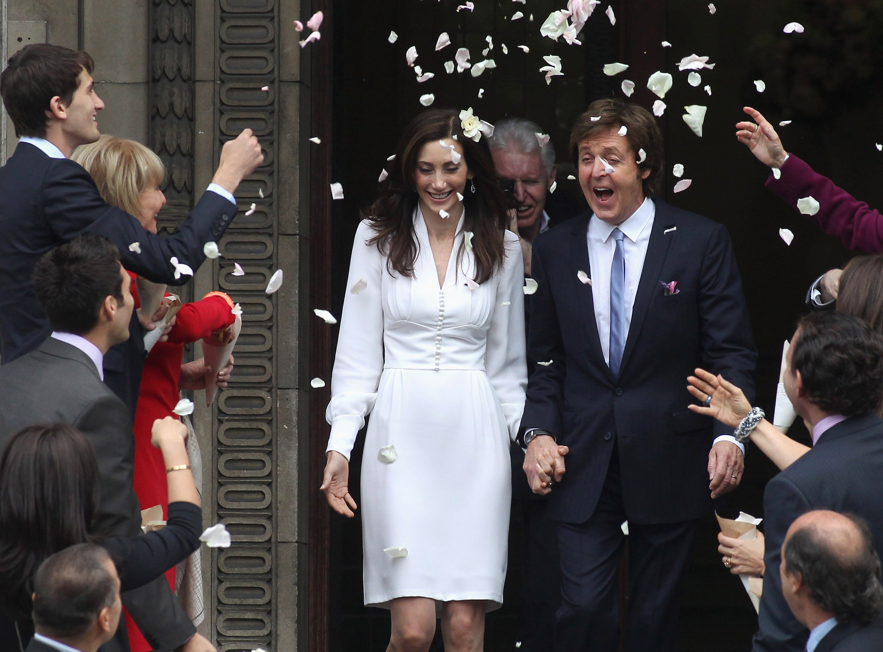 Sir Paul McCartney et Nancy Shevell après leur mariage au Marylebone Registry Office le 9 octobre 2011 à Londres, Angleterre. | Source : Getty Images
