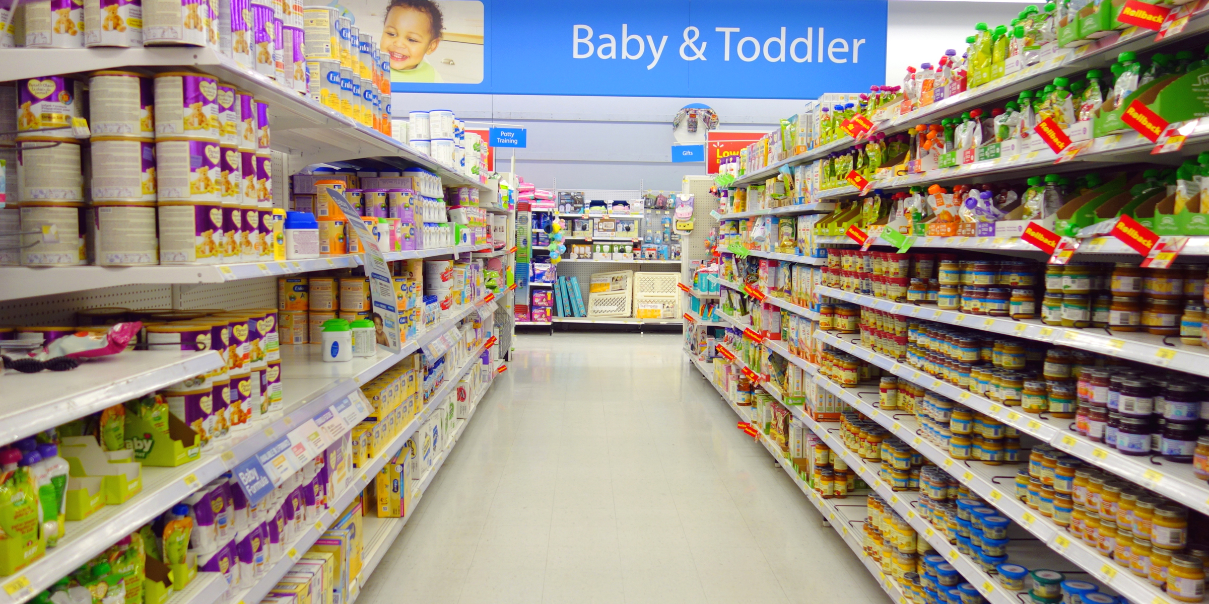 An aisle in a grocery store | Source: Shutterstock