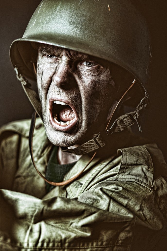 Militar gritando. | Foto: Unsplash