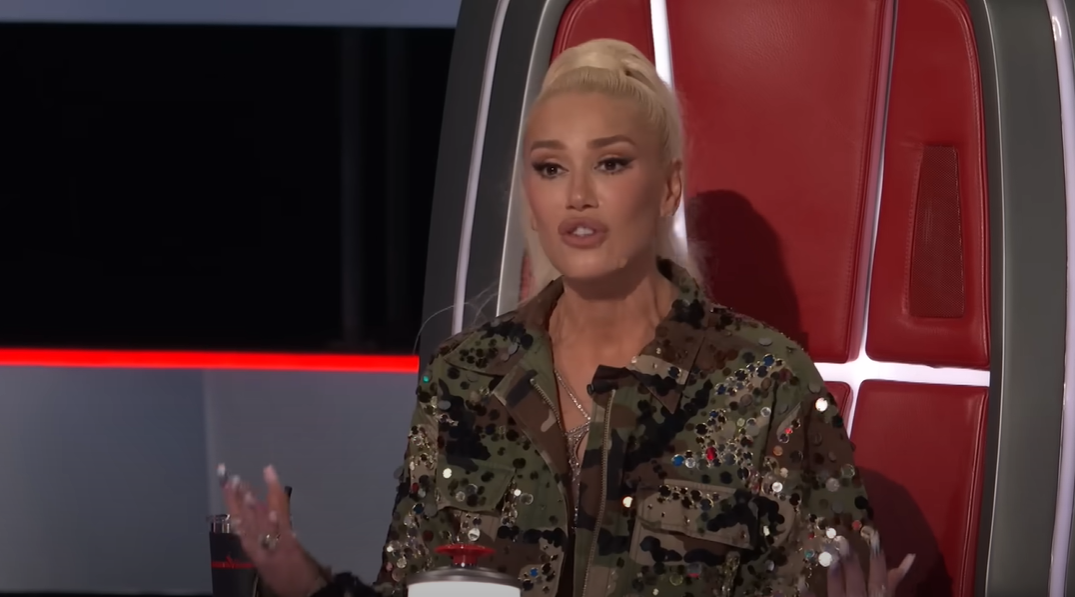 Gwen Stefani talks to Sydney Sterlace after her performance on "The Voice" on September 23, 2024 | Source: YouTube/The Voice