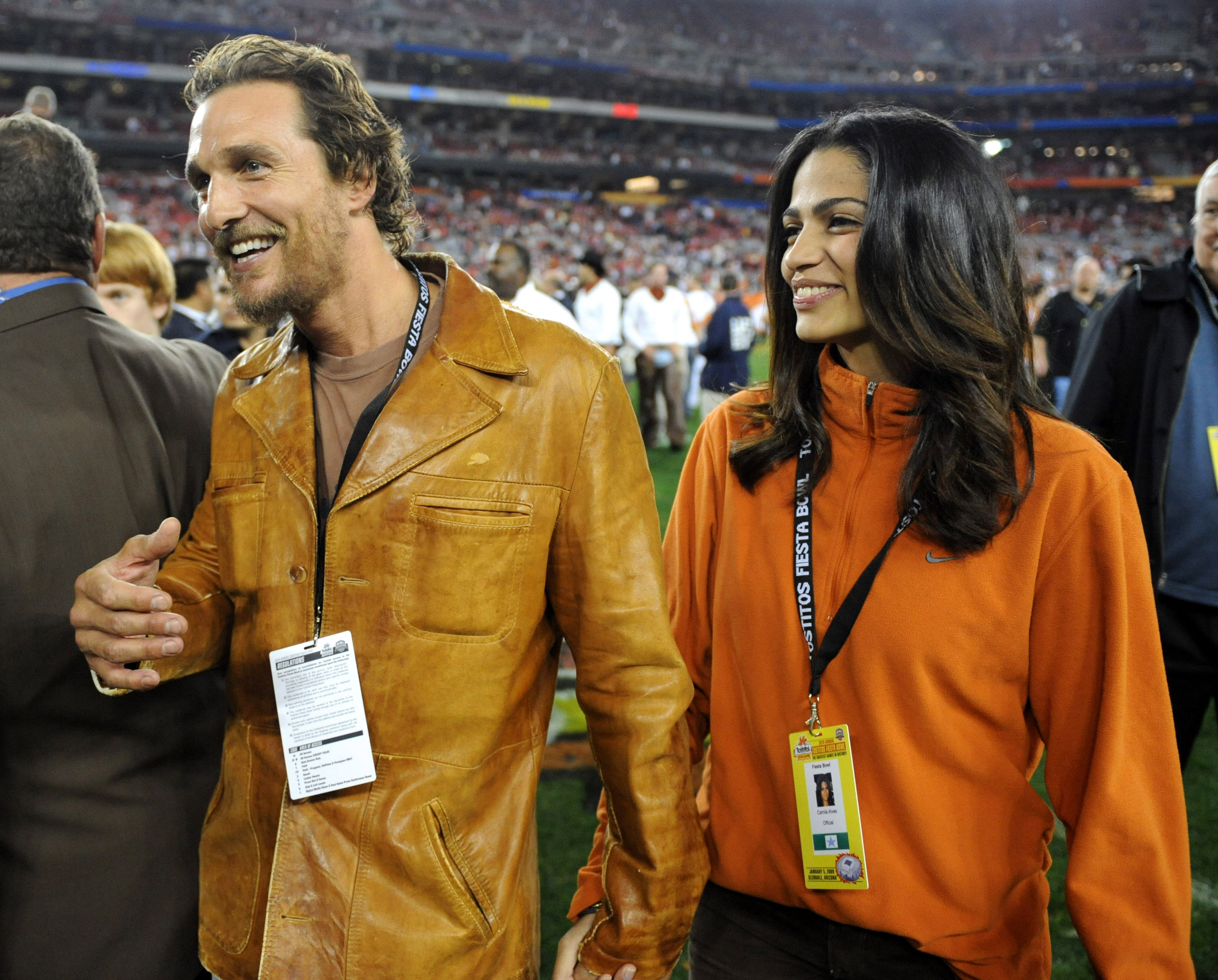 Matthew McConaughey and his girlfriend Camila Alves at the Fiesta Bowl for the NCAA Football in Glendale, Arizona, on January 4, 2006 | Source: Getty Images