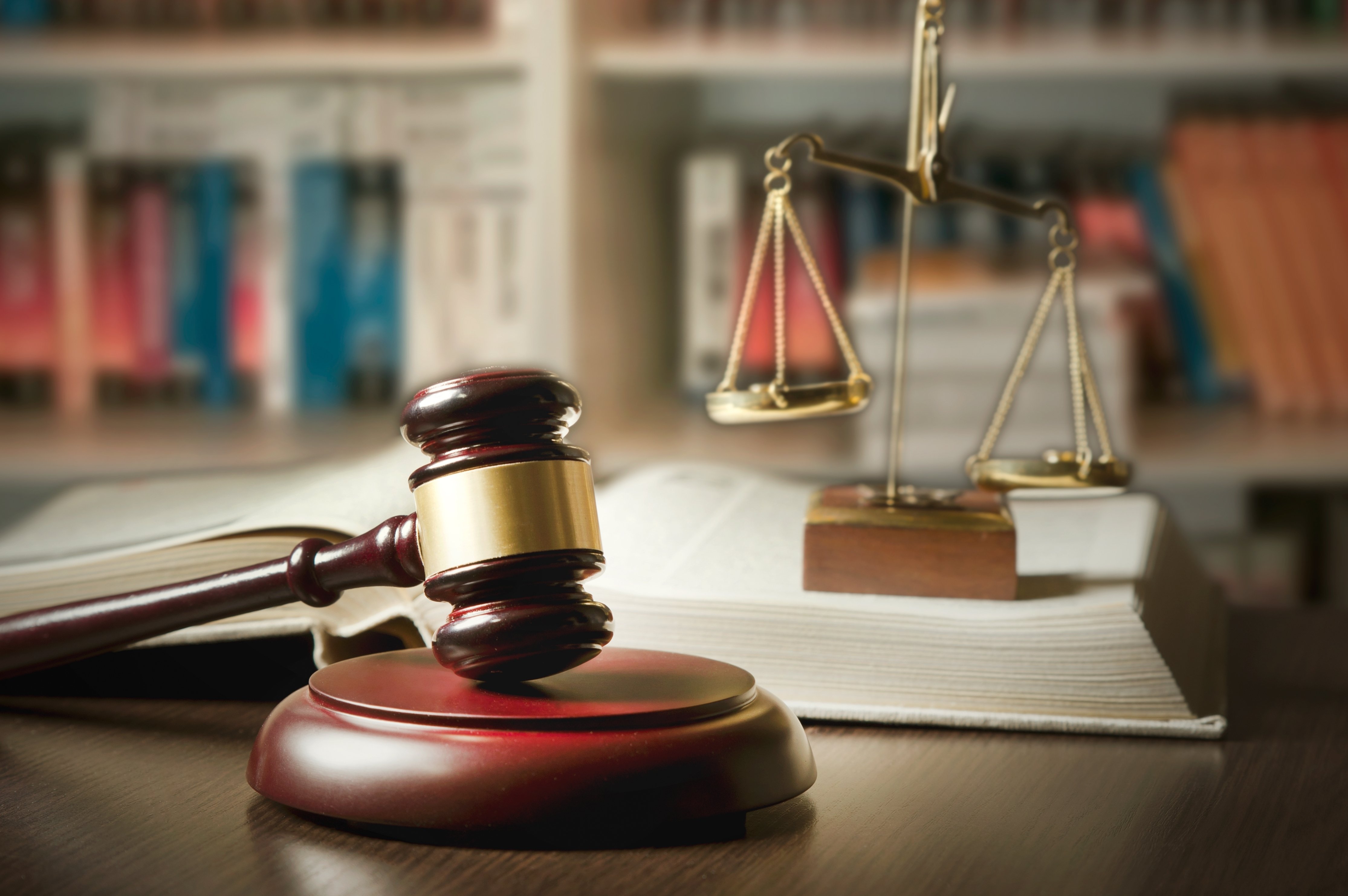 Judge gavel and scale in court | Photo: Shutterstock.com